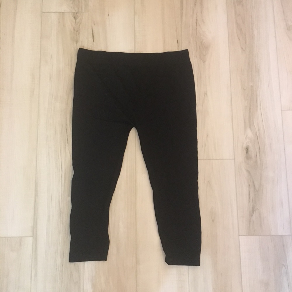 Cute 3/4 leggings/ yoga pants black